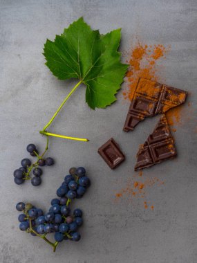 antikanser gıda, kardiyovaskülsistemi için iyi, taze olgun üzüm, ve beton arka plan üzerinde koyu çikolata. Gıda resveratrol açısından zengin, antioksidanlar