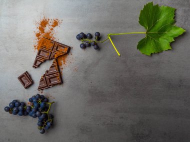 antikanser gıda, kardiyovaskülsistemi için iyi, taze olgun üzüm, ve beton arka plan üzerinde koyu çikolata. Gıda resveratrol açısından zengin, antioksidanlar