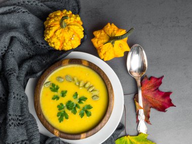 Sonbahar yaprakları ve dekoratif kabaklar, yumuşak ekose ile Geleneksel kabak çorbası