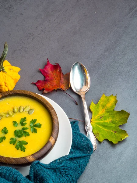 Sopa de calabaza tradicional con hojas de otoño y calabazas decorativas, cuadros suaves — Foto de Stock