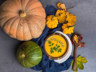 Sonbahar yaprakları ve dekoratif kabaklar, yumuşak ekose ile Geleneksel kabak çorbası