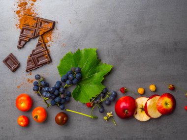 antikanser gıda, kardiyovaskülsistemi için iyi, taze olgun üzüm, koyu çikolata, ahududu, domates, beton arka plan üzerinde elma. Gıda resveratrol açısından zengin, antioksidanlar