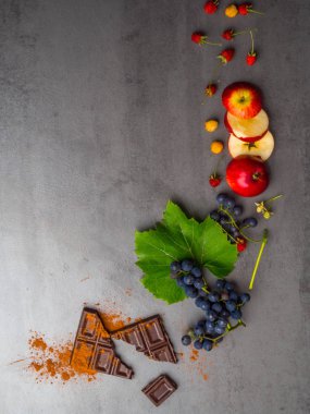 antikanser gıda, kardiyovaskülsistemi için iyi, taze olgun üzüm, koyu çikolata, ahududu, beton arka plan üzerinde elma. Gıda resveratrol açısından zengin, antioksidanlar