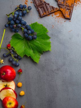 antikanser gıda, kardiyovaskülsistemi için iyi, taze olgun üzüm, koyu çikolata, ahududu, beton arka plan üzerinde elma. Gıda resveratrol açısından zengin, antioksidanlar