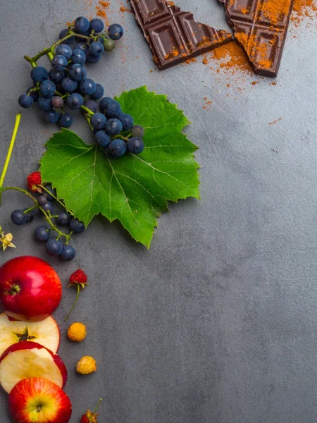 antikanser gıda, kardiyovaskülsistemi için iyi, taze olgun üzüm, koyu çikolata, ahududu, beton arka plan üzerinde elma. Gıda resveratrol açısından zengin, antioksidanlar