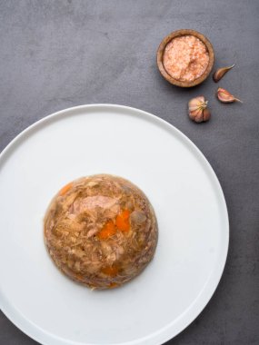 Tabak, jöle, et, sarımsak, geleneksel Rus yemeği, porsiyon tabakta, hardal.