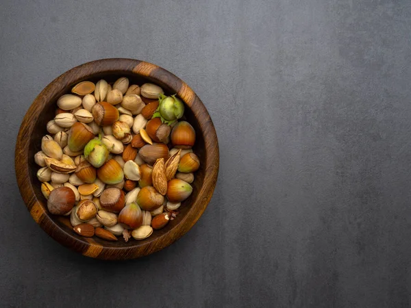 Ассорти орехов и семян тыквы в деревянной чаше — стоковое фото