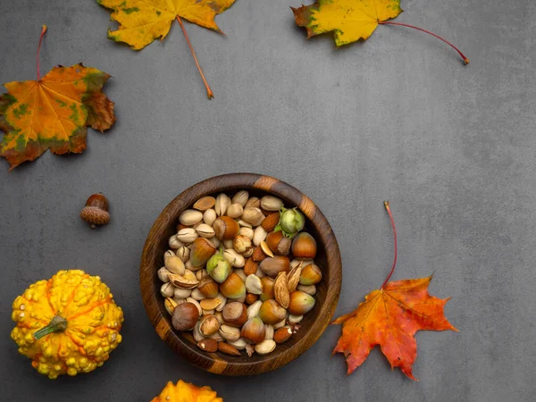 木のボウル、秋の葉、カボチャの種の盛り合わせ — ストック写真