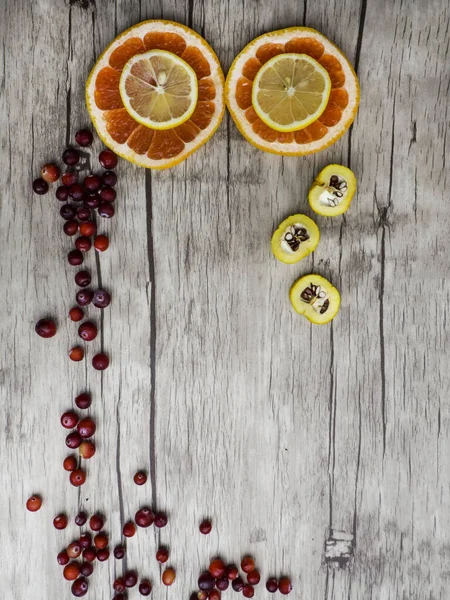 グレープフルーツ、レモン、シドニアスライス、赤クランベリー、トップビュー。天然のビタミンや抗酸化物質食品の概念. — ストック写真