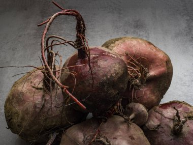 Mor pancar kökleri gri beton masa üzerinde