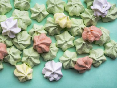 Çok renkli pastel küçük merengue. Darphane rengi Üst görünüm.