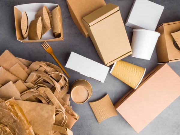 Eco amigável utensílios de mesa descartáveis de papel, bambu de madeira. Copos, pratos, sacos, recipientes de fast food talheres. Conceito de reciclagem. vista superior — Fotografia de Stock