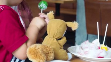 Güneşli bir günde güneşin altında pırıl pırıl parlayan buz saçakları. Ahşap zeminde buz saçağı eriyor. Küresel ısınma kavramı