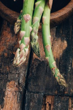 Tahta masada bir sürü taze kuşkonmaz, seçici odaklanma.