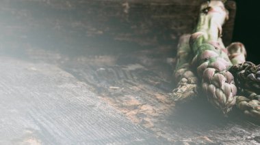 Vitamin, glutathione, mineraller açısından zengin bir grup taze yeşil kuşkonmaz, eski ahşap arka planda, gradyan ve bulanık tonda yaratıcı tonda.