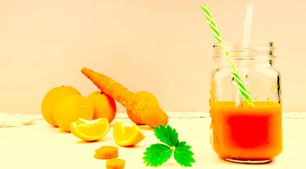 Φρέσκο Καρότο Και Χυμό Πορτοκαλιού Πράσινο Φύλλο Smoothie Γυάλινο Βάζο — Φωτογραφία Αρχείου