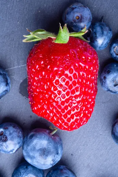 Blaubeere Und Erdbeere Auf Steinschiefer Hintergrund Beeren Reich Antioxidantien Vitaminen — Stockfoto