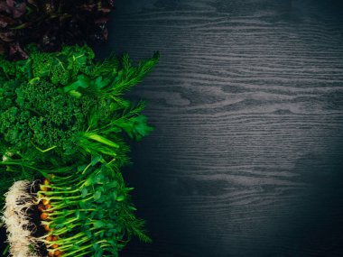 Dill maydanoz mangold mikro yeşil soğanlar mavi arka planda. Vitamin, antioksidan ve lif açısından zengin yeşillikler