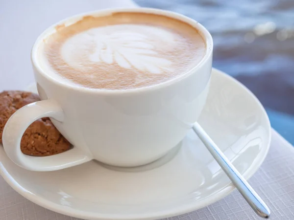 White Art Latte Oder Cappuccino Kaffeetasse Mit Einem Einzigen Schokoladenkeks — Stockfoto