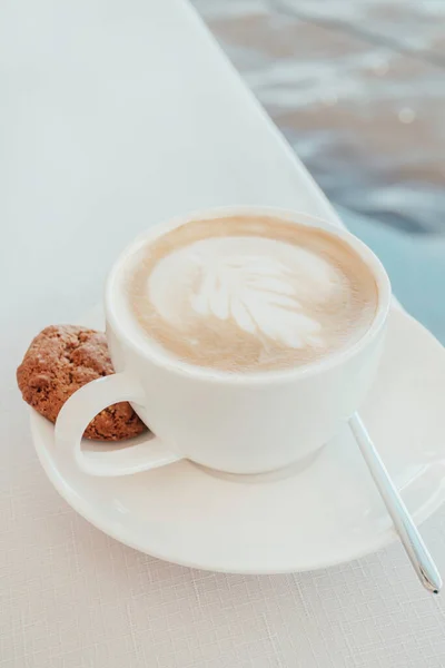 White Art Latte Oder Cappuccino Kaffeetasse Mit Einem Einzigen Schokoladenkeks — Stockfoto