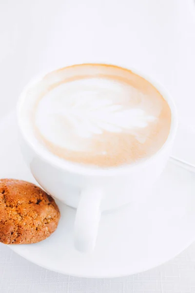 Biała Sztuka Latte Lub Cappuccino Filiżanka Kawy Jednym Słodkim Ciasteczkiem — Zdjęcie stockowe