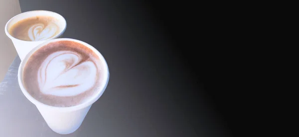 Duas Xícaras Café Cappuccino Latte Coração Forma Arte Mesa Madeira — Fotografia de Stock