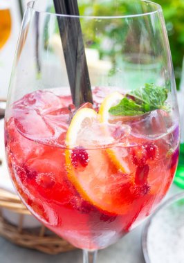 Nane, limon dilimleri ve kırmızı böğürtlenli yaz kokteyli