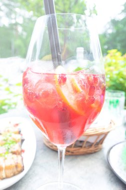 Nane, limon dilimleri ve kırmızı böğürtlenli yaz kokteyli