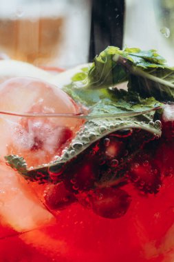 Nane, limon dilimleri ve kırmızı böğürtlenli yaz kokteyli, yaz ferahlatıcı içecek. Meyve kokteyli.