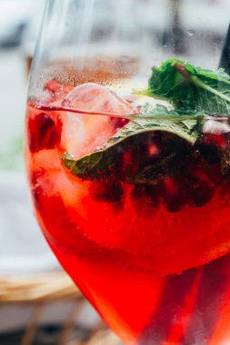 Nane, limon dilimleri ve kırmızı böğürtlenli yaz kokteyli, yaz ferahlatıcı içecek. Meyve kokteyli.