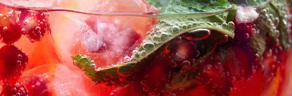 ミントとレモンスライスと赤いベリーの夏のカクテル 夏のさわやかな飲み物 ベリーカクテル — ストック写真