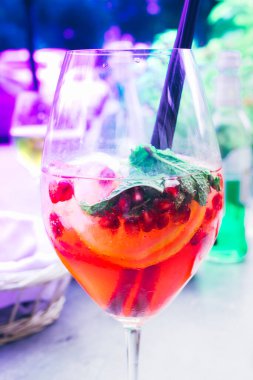 Nane, limon dilimleri ve kırmızı böğürtlenli yaz kokteyli, yaz ferahlatıcı içecek. Böğürtlen kokteyli, ferahlatıcı kırmızı içki, mojito. Neon renginde yaratıcı ton