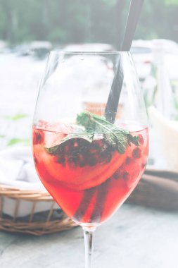 Nane, limon dilimleri ve kırmızı böğürtlenli yaz kokteyli, yaz ferahlatıcı içecek. Böğürtlen kokteyli, ferahlatıcı kırmızı içki, mojito.