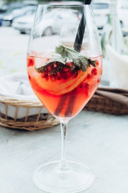 Nane, limon dilimleri ve kırmızı böğürtlenli yaz kokteyli, yaz ferahlatıcı içecek. Böğürtlen kokteyli, ferahlatıcı kırmızı içki, mojito.