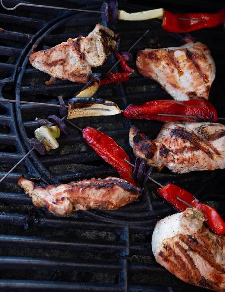 Grilled Chicken Breast Vegetables Bell Pepper Beet Eggplant Slices Grill — Stock Photo, Image