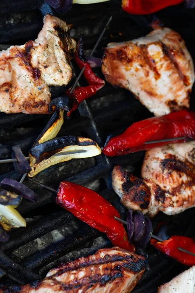 Peito Frango Grelhado Com Legumes Pimentão Beterraba Fatias Berinjela Espetos — Fotografia de Stock