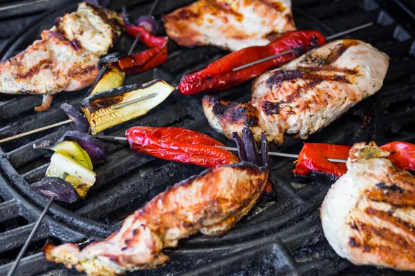 Gegrillte Hühnerbrust Mit Gemüse Paprika Rüben Auberginenscheiben Grillspieße Mit Gemüse — Stockfoto