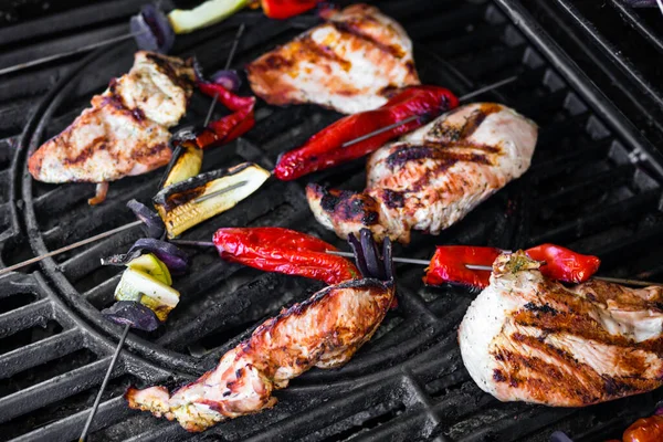 Peito Frango Grelhado Com Legumes Pimentão Beterraba Fatias Berinjela Espetos — Fotografia de Stock