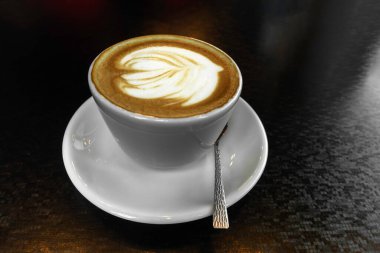 Bir fincan sıcak latte ya da kapuçino sanat kahvesi. Beyaz bardakta, köpüklü, metin için bir yer.