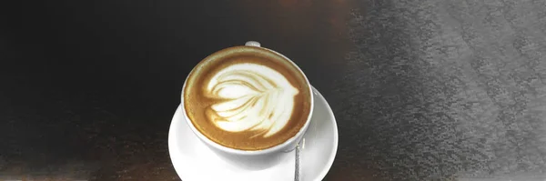 一杯热拿铁或卡布奇诺艺术咖啡 白色杯子 泡沫精美 文字位置 — 图库照片