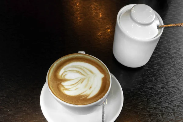 Copa Café Con Leche Caliente Capuchino Arte Taza Blanca Con — Foto de Stock