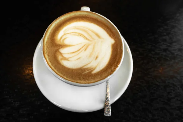 Taza Blanca Café Con Leche Caliente Capuchino Con Espuma Hermosa — Foto de Stock