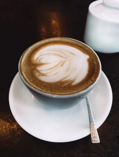 Чашка Горячего Латте Кофе Капучино Белой Чашке Красивой Пеной Кафе — стоковое фото
