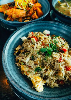 Çin mutfağı, yumurta omleti, mantar ve sebzeli kızarmış pilav, klasik seramik mavi kaselerde pilav, Tayland menüsü, seçici odak noktası.
