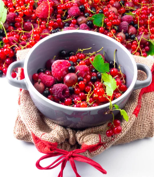 Verschiedene Frische Reife Beeren Schüssel Selektiver Fokus Aus Nächster Nähe — Stockfoto