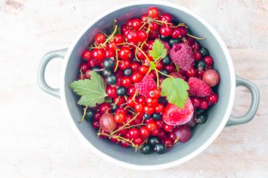 Tahta masadaki kasede taze olgun vitamin zengini meyveler. Seçme odağı Kapat
