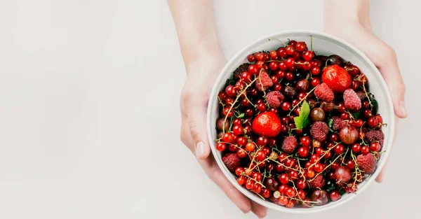 Manos Las Mujeres Que Sostienen Mezcla Bayas Frescas Verano Alimentación — Foto de Stock