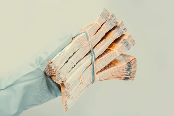 Ручная Проекция Резиновыми Перчатками Получение Выдача Наличных Банкнот Евро Европейского — стоковое фото