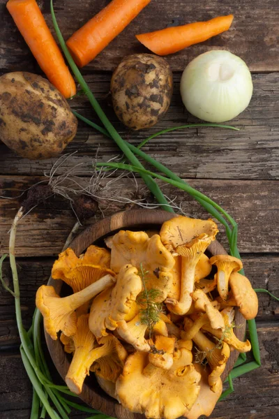 Ingredientes for delicious vegan chanterelles mushroom soup, with Onion, Carrot, potatoes on rustic Wooden background — Stock Image Ingredientes Delicious Vegan Chanterelles Mushroom Soup Onion Carrot Potatoes Rustic Stock Photo