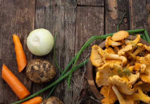 Ingredientes for delicious vegan chanterelles mushroom soup, with Onion, Carrot, potatoes on rustic Wooden background — Stock Image Ingredientes Delicious Vegan Chanterelles Mushroom Soup Onion Carrot Potatoes Rustic Royalty Free Stock Photos